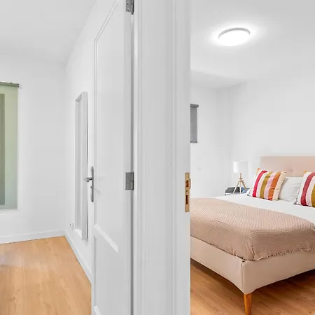 Elegant With Private Workspace Apartment *