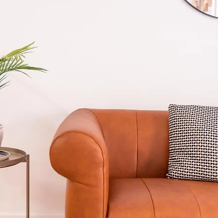 Apartment Elegant With Private Workspace